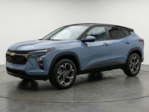 Used 2025 Chevrolet Trax LT w/ LT Convenience Package image 3