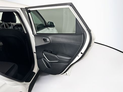 Used 2025 Kia Soul LX w/ LX Technology Package FWD image 28