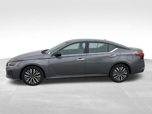 Used 2025 Nissan Altima 2.5 SV FWD image 30
