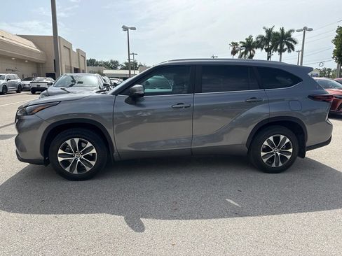 Used 2025 Toyota Highlander XLE FWD image 3