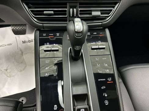 Certified 2026 Porsche Macan AWD/4WD image 18