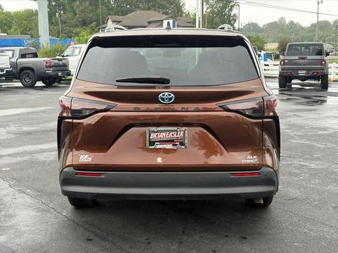 Used 2024 Toyota Sienna XLE FWD image 27