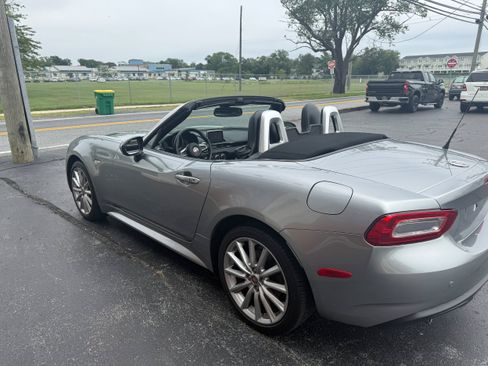 Used 2017 FIAT 124 Spider Lusso RWD image 9