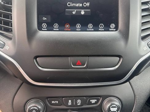 Used 2020 Jeep Cherokee Latitude w/ Cold Weather Group FWD image 6