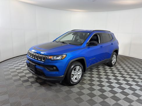 Used 2022 Jeep Compass Latitude w/ Mopar Graphics Package AWD/4WD image 2