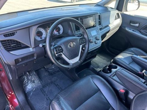 Used 2020 Toyota Sienna SE image 11