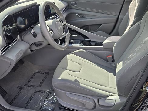 Certified 2025 Hyundai Elantra SEL FWD image 10