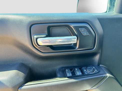 Used 2022 Chevrolet Silverado 1500 Custom w/ LPO, Blackout Package RWD image 9