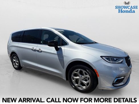 Used 2024 Chrysler Pacifica Limited image 6