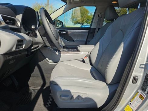 Used 2021 Toyota Highlander Platinum image 16