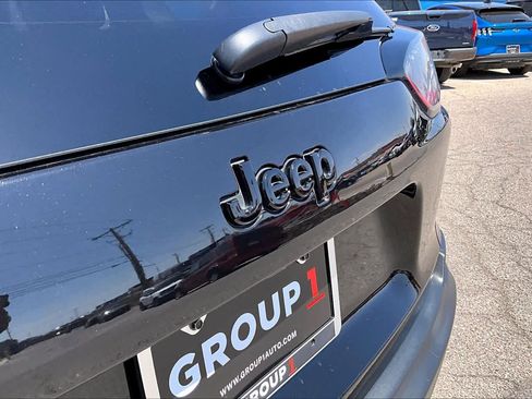 Used 2022 Jeep Cherokee Latitude AWD/4WD image 27