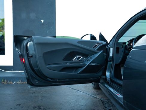 Used 2018 Audi R8 V10 w/ Premium Package RWD image 40