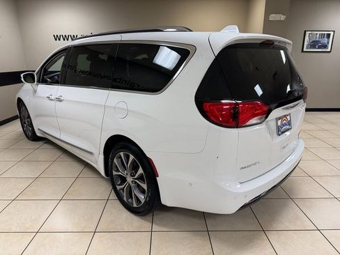 Used 2017 Chrysler Pacifica Limited image 4