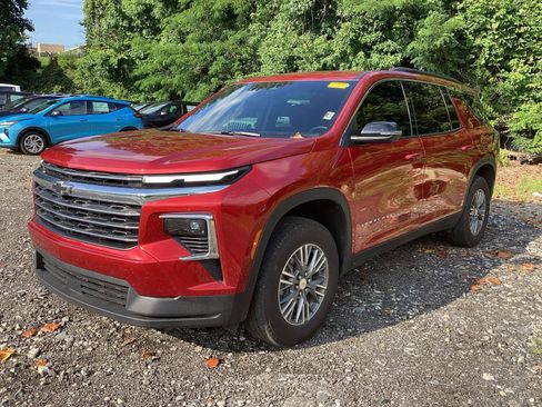 Used 2026 Chevrolet Traverse LT w/ Driver Confidence Package FWD image 2