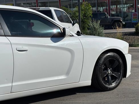Used 2014 Dodge Charger SE RWD image 4
