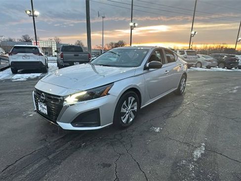 Used 2024 Nissan Altima 2.5 S image 2