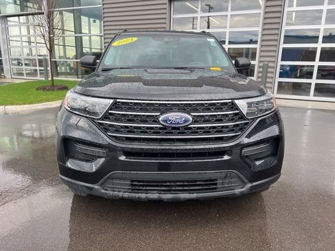 Used 2024 Ford Explorer XLT image 2