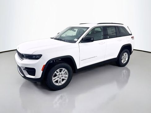 New 2025 Jeep Grand Cherokee Laredo image 3