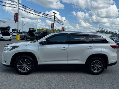 Used 2019 Toyota Highlander XLE AWD/4WD image 4