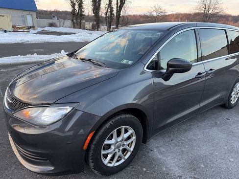 Used 2017 Chrysler Pacifica Touring image 3
