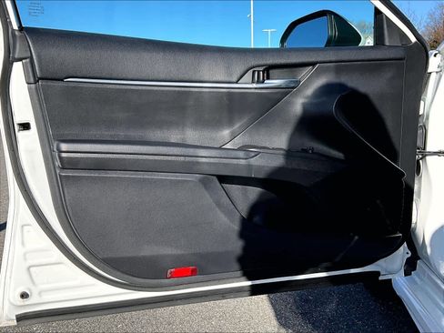 Used 2021 Toyota Camry SE image 9