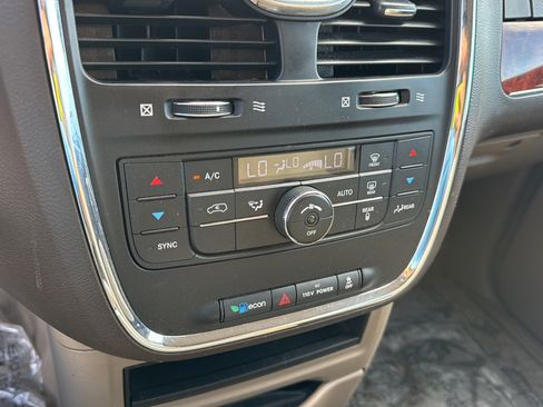 Used 2012 Chrysler Town & Country Touring w/ Entertainment Group #1 FWD image 28
