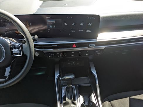 Certified 2025 Kia Sorento LX image 17
