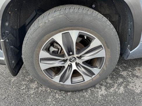 Used 2023 Toyota Highlander XLE AWD/4WD image 27