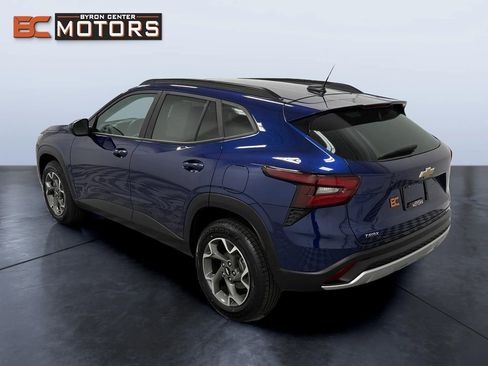 Used 2024 Chevrolet Trax LT w/ Sunroof Package image 4