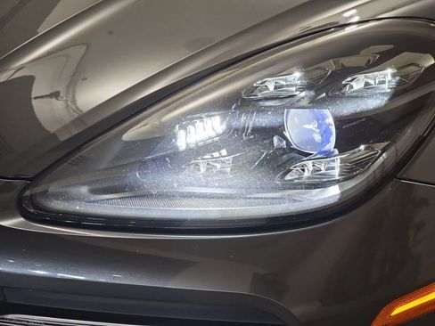 Used 2020 Porsche Cayenne E-Hybrid Coupe AWD/4WD image 33