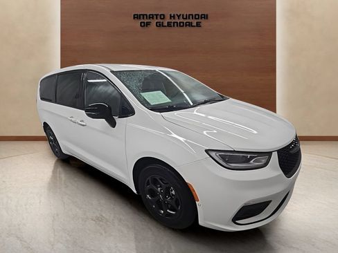 Used 2024 Chrysler Pacifica Limited FWD image 8