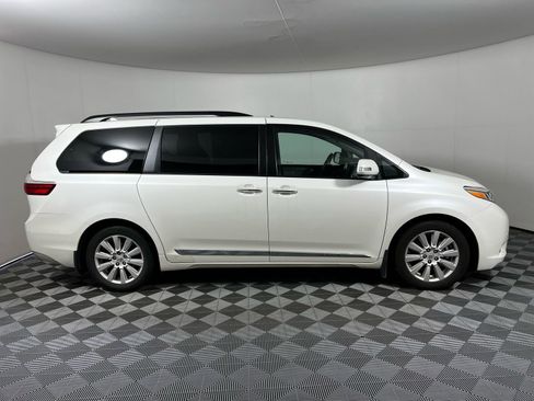 Used 2017 Toyota Sienna Limited Premium image 4