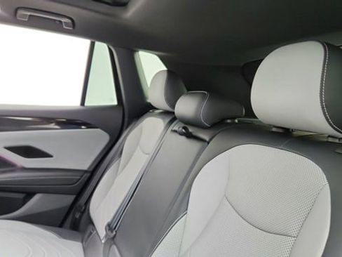 Used 2025 Volkswagen Tiguan SE R-Line image 29