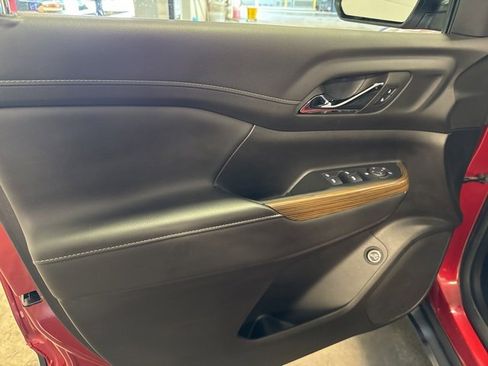 Used 2023 GMC Acadia SLE w/ Driver Convenience Package image 9