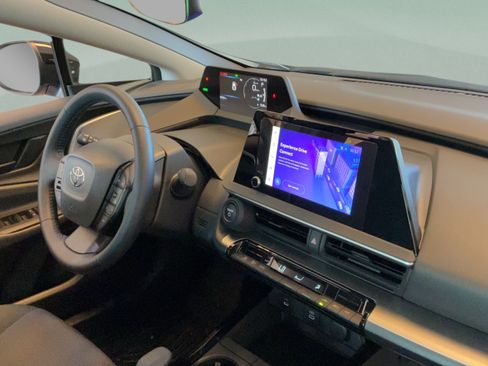 Certified 2025 Toyota Prius LE FWD image 30