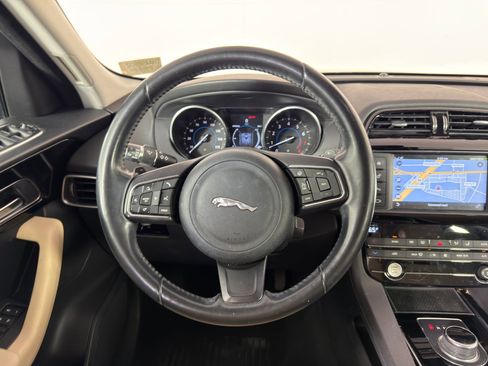 Used 2017 Jaguar F-PACE Premium image 34