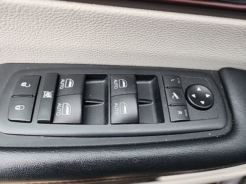 Used 2020 Chrysler Pacifica Limited w/ Tire & Wheel Group image 10