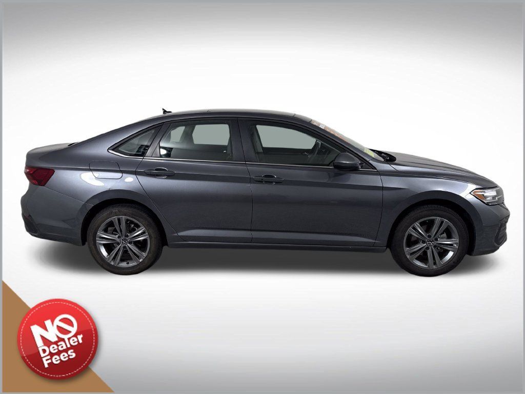 Used 2024 Volkswagen Jetta SE w/ Panoramic Sunroof Package FWD image 2