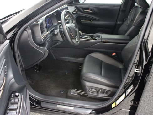 Used 2024 Toyota Crown Platinum AWD/4WD image 14