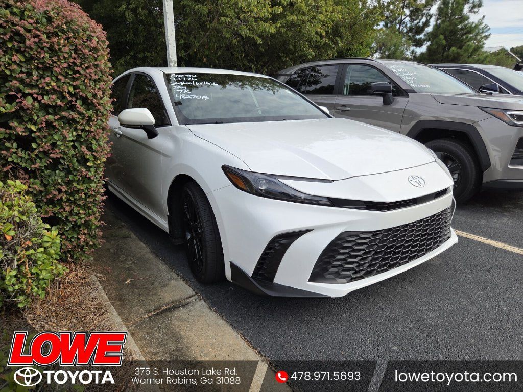 Used 2025 Toyota Camry SE FWD image 1