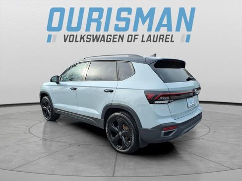 Certified 2025 Volkswagen Taos SE image 4