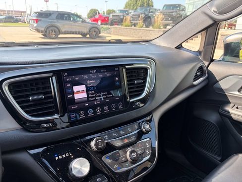 Used 2019 Chrysler Pacifica Touring-L FWD image 24