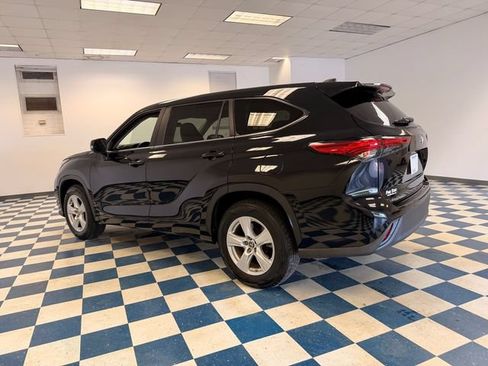 Used 2023 Toyota Highlander LE FWD image 5
