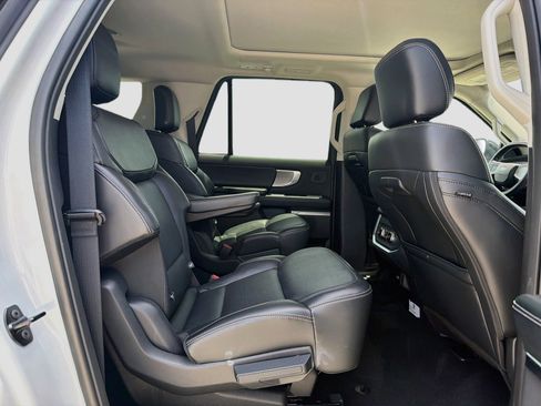 Used 2025 Ford Expedition Max Platinum w/ Driver's Package AWD/4WD image 32