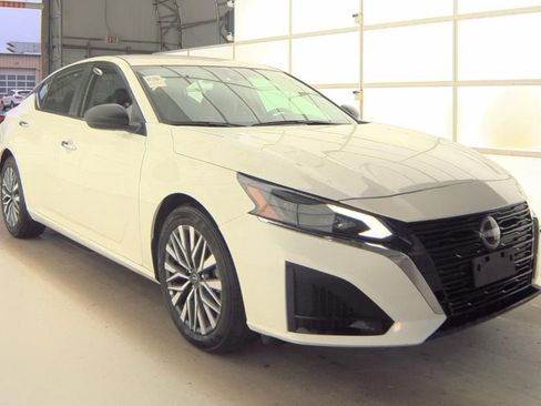 Used 2025 Nissan Altima 2.5 SV image 2