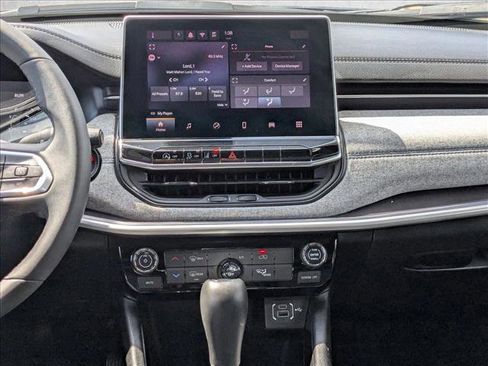 Used 2024 Jeep Compass Latitude image 14