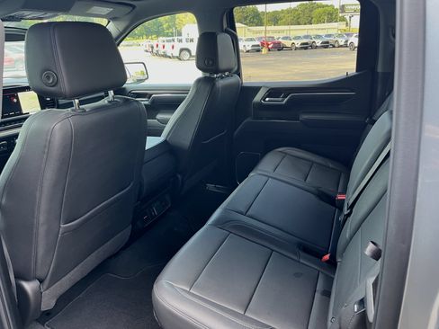 Used 2025 GMC Sierra 1500 SLT AWD/4WD image 4
