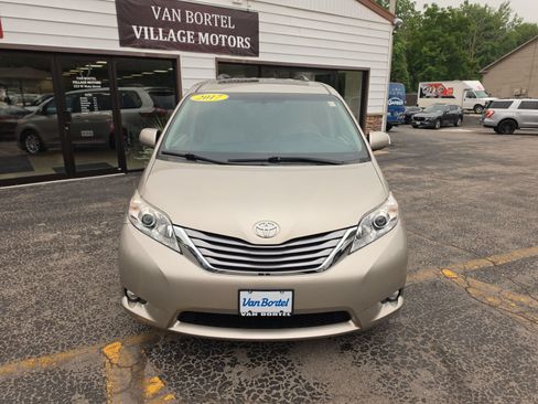 Used 2017 Toyota Sienna XLE FWD image 2