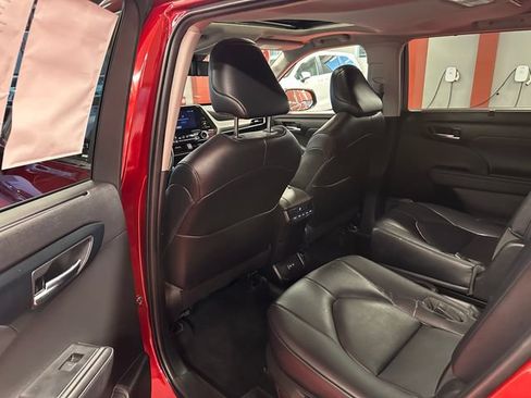 Used 2023 Toyota Highlander XLE AWD/4WD image 12