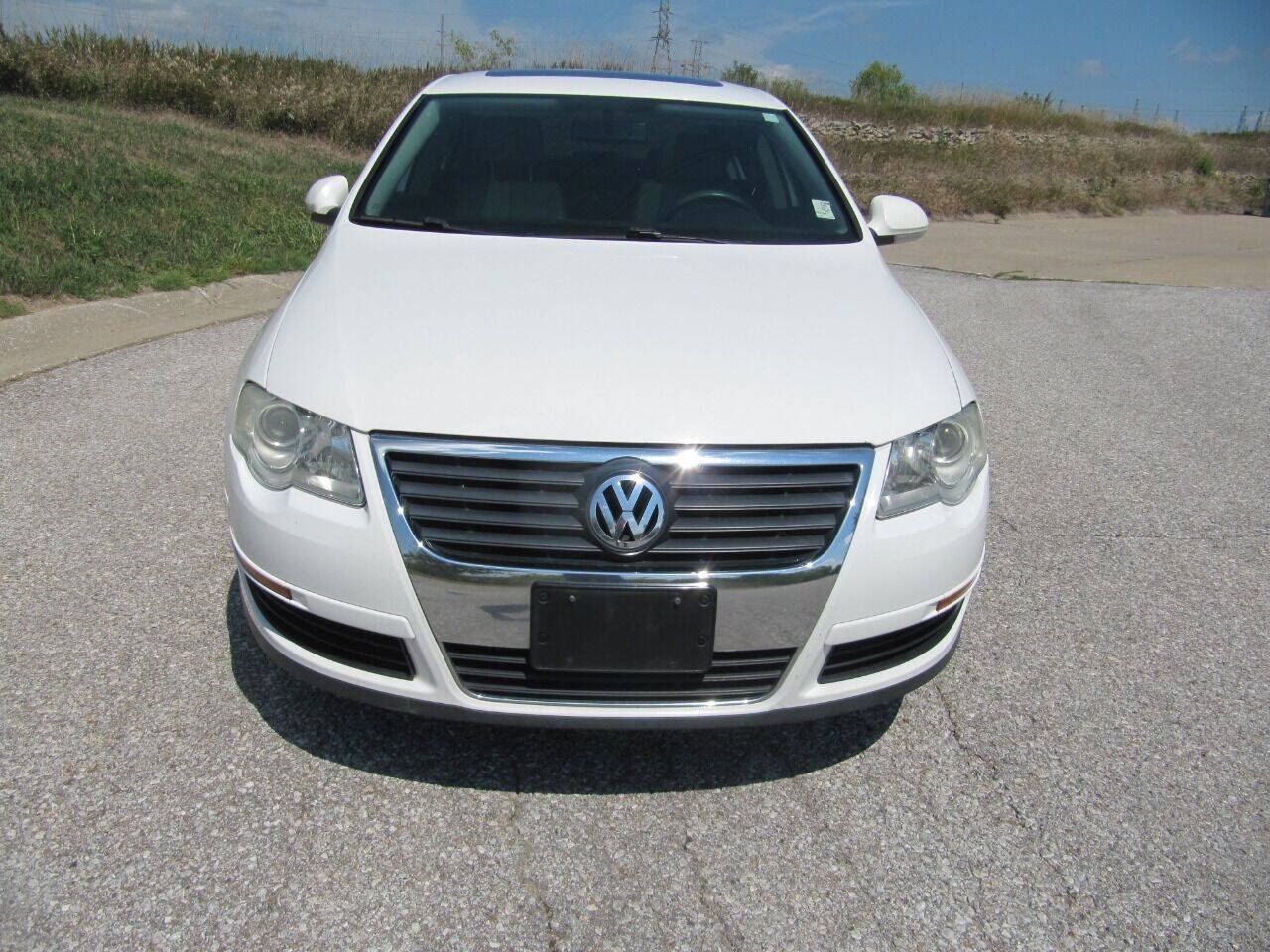 Used 2006 Volkswagen Passat Value Edition FWD image 2